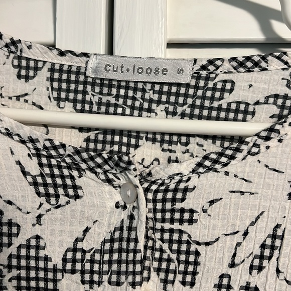 Cut loose Women’s lightweight Top. White and black. Size S good condition - Picture 3 of 5